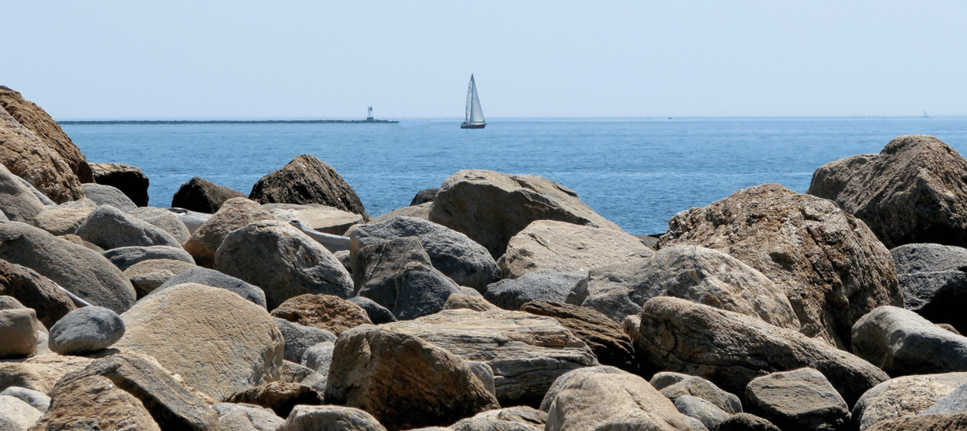 Image of rocks overlooking the ocean at Hammonasset State Beach